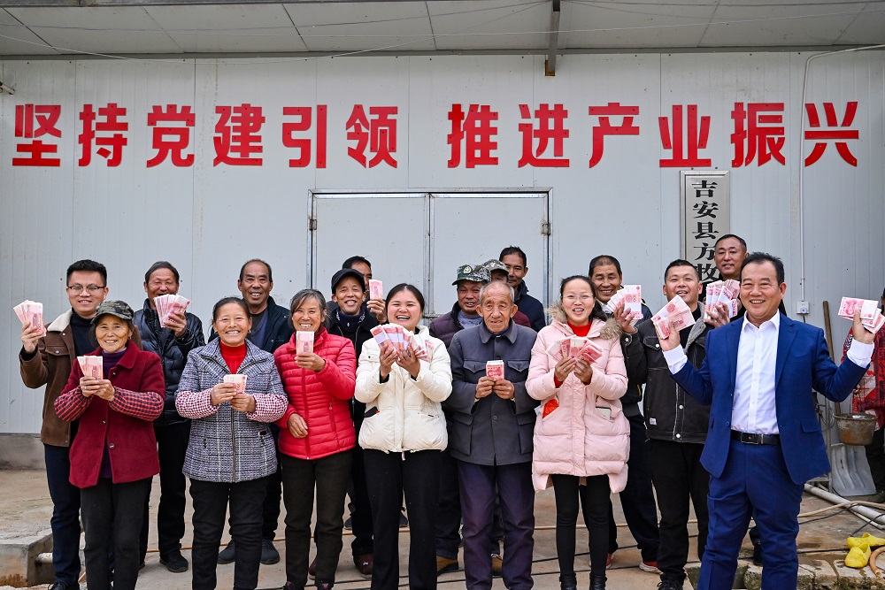 新利luck18集团助力“小蛋鸡蝶变金凤凰”